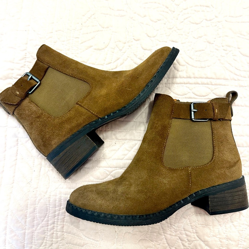 NWOT Gentle Souls by Kenneth Cole Suede Chelsea Buckle Booties